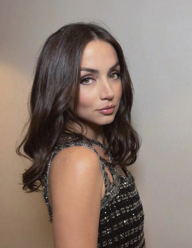 Dalam wawancara dengan Vogue, Ana pernah mengungkap rahasia kulit glowing-nya.  Foto: dok. Instagram @ana_d_armas