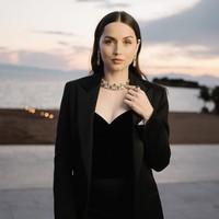 Ia juga menyukai produk-produk skincare berbahan dasar alami, seperti rose water spray dan pelembap ringan. Di pagi hari, ia selalu menggunakan sunscreen dan menghindari terlalu banyak memakai foundation. Foto: dok. Instagram @ana_d_armas
