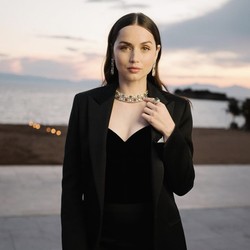 Ana de Armas Ungkap Perjalanan Karier hingga Didukung Keanu Reeves