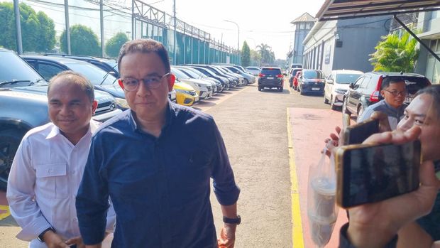 Anies Baswedan usai menjenguk Tom Lembong (Taufiq/detikcom)