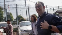 Mantan Gubernur DKI Jakarta Anies Baswedan menjenguk Thomas Trikasih Lembong alias Tom Lembong di Rutan Cipinang, Jakarta Timur, Jumat (1/8/2025).