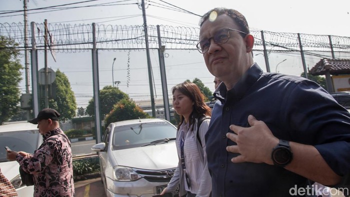 Anies Kunjungi Rutan Cipinang Usai Tom Lembong Dapat Abolisi Mantan Gubernur DKI Jakarta Anies Baswedan bersama pakar hukum Refly Harun menjenguk Thomas Trikasih Lembong alias Tom Lembong di Rutan Cipinang, Jakarta Timur, Jumat (1/8/2025).