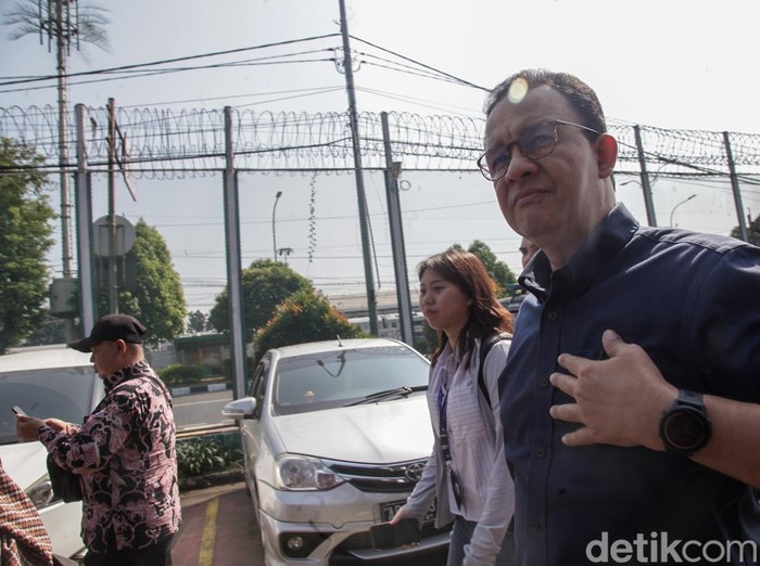 Mantan Gubernur DKI Jakarta Anies Baswedan bersama pakar hukum Refly Harun menjenguk Thomas Trikasih Lembong alias Tom Lembong di Rutan Cipinang, Jakarta Timur, Jumat (1/8/2025).