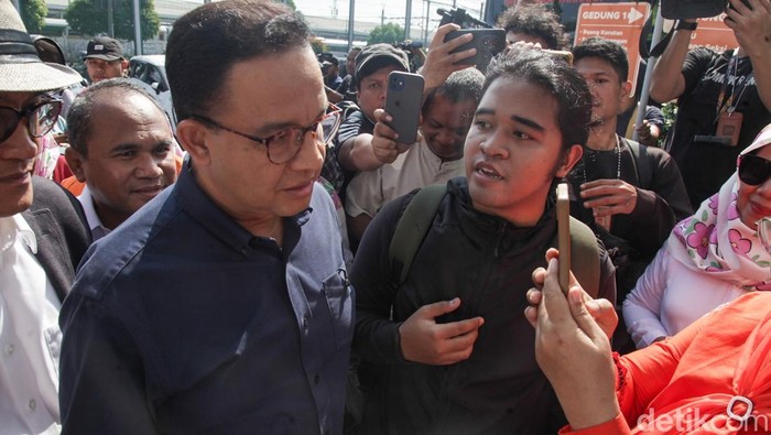Mantan Gubernur DKI Jakarta Anies Baswedan bersama pakar hukum Refly Harun menjenguk Thomas Trikasih Lembong alias Tom Lembong di Rutan Cipinang, Jakarta Timur, Jumat (1/8/2025).