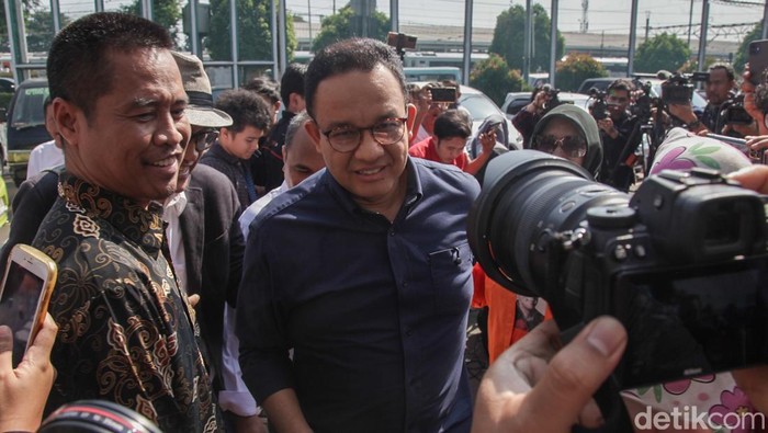 Mantan Gubernur DKI Jakarta Anies Baswedan bersama pakar hukum Refly Harun menjenguk Thomas Trikasih Lembong alias Tom Lembong di Rutan Cipinang, Jakarta Timur, Jumat (1/8/2025).