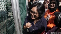 Istri Tom Lembong, Maria Franciska Wihardja menjenguk suaminya di Rutan Cipinang tidak lama kemudian.