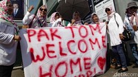 Pendukung Tom Lembong membentangkan spanduk sebagai bentuk dukungan terhadap Tom Lembong.