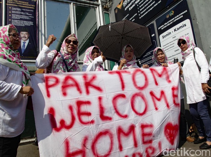 Mantan Gubernur DKI Jakarta Anies Baswedan bersama pakar hukum Refly Harun menjenguk Thomas Trikasih Lembong alias Tom Lembong di Rutan Cipinang, Jakarta Timur, Jumat (1/8/2025).