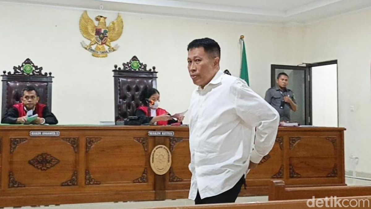 Keksa erkaklar hukmronlik qiladigan ayollar ishtirokidagi onlayn pornografik filmlarni tomosha qilin