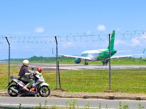 Kala Landasan Pacu Bandara Juwata Jadi Tempat Nongkrong Favorit