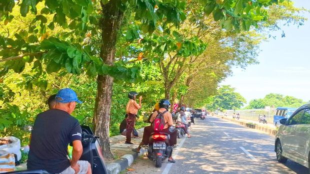 Antusias warga saat menyaksikan pesawat lepas landas di Bandara Juata Tarakan. Foto: Oktavian Balang/detikKalimantan