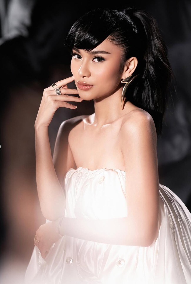 Ia mengenakan gaun putih strapless berbahan satin dari Caroline Devina. Gaun ini memiliki aksen drapery dan hiasan kancing mutiara yang membuat penampilannya tampak mewah namun tetap lembut. Foto: Instagram/@hairbyranggayusuf