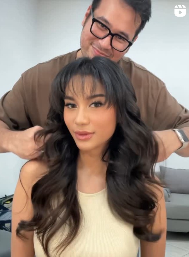 Sang hair stylist, Rangga Yusuf juga membagikan proses di balik layar saat ia menata rambut Azizah. Selama ini Azizah sendiri lebih sering tampil tanpa poni, sehingga penampilannya kali ini membuatnya terlihat berbeda. Foto: Instagram/@hairbyranggayusuf