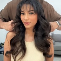 Sang hair stylist, Rangga Yusuf juga membagikan proses di balik layar saat ia menata rambut Azizah. Selama ini Azizah sendiri lebih sering tampil tanpa poni, sehingga penampilannya kali ini membuatnya terlihat berbeda. Foto: Instagram/@hairbyranggayusuf