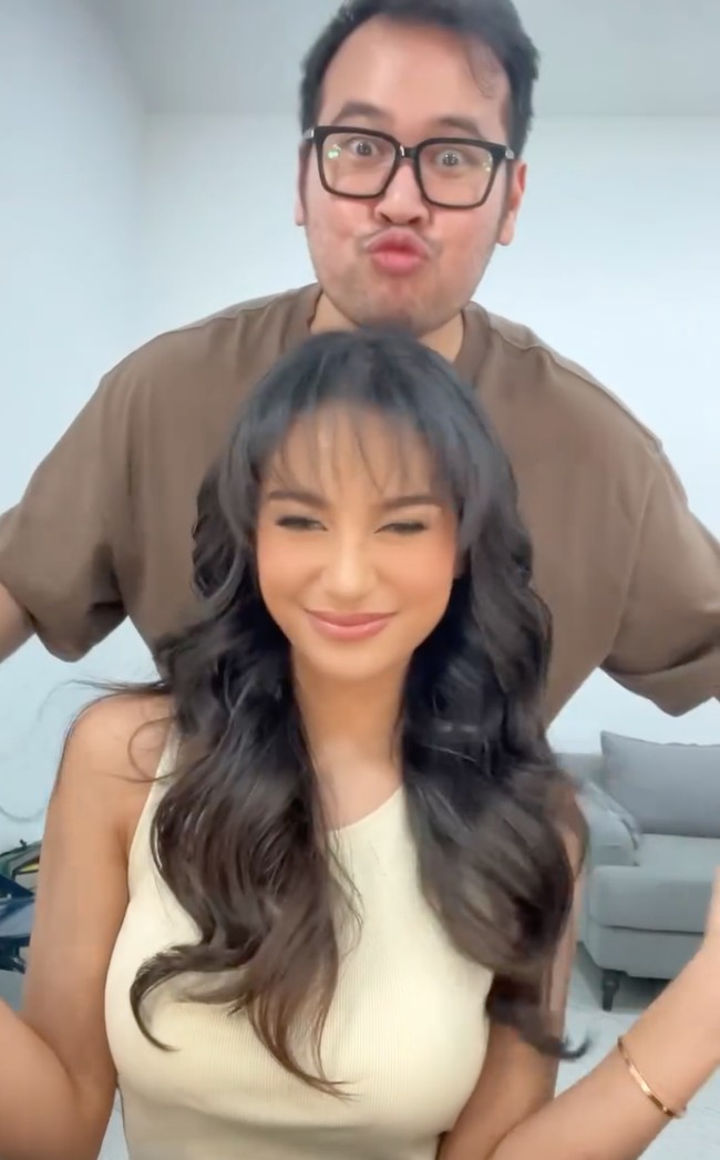 Ditambah dengan riasan yang pas, penampilan Azizah sukses curi atensi. gemes bgt poni nya Zuy, komentar salah seorang netizen. Cantikkkk bgt ada mirip ariel tatum ya zize ni, tambah netizen lain. Foto: Instagram/@hairbyranggayusuf