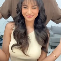 Ditambah dengan riasan yang pas, penampilan Azizah sukses curi atensi. gemes bgt poni nya Zuy, komentar salah seorang netizen. Cantikkkk bgt ada mirip ariel tatum ya zize ni, tambah netizen lain. Foto: Instagram/@hairbyranggayusuf