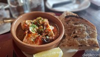 Bar Luca menyajikan menu-menu khas Spanyol, ketika brunch penyajian tapas menjadi andalannya. Seperti menu Gambas Al Pil Pil yang menyajikan olahan udang dengan saus segar dan roti sourdough sebagai pelengkapnya. Foto: Diah Afrilian/detikcom