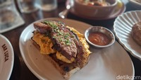 Tetapi jika ingin menyantap hidangan yang lebih sederhana juga bisa memesan Pancetta De Cardo. Perpaduan antara sourdough, potongan daging perut babi yang juicy, serta telur cocok untuk mengisi perut menjelang siang di akhir pekan. Foto: Diah Afrilian/detikcom