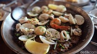 Ada juga menu untuk sharing di Bar Luca yang layak dicoba. Paella dengan topping seafood yang melimpah dihadirkan dengan tekstur lembut yang pas. Foto: Diah Afrilian/detikcom