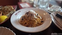 Pasta di Bar Luca punya tekstur al dente dengan potongan daging babi bagian perut juga tersedia di sini. Racikan sausnya ter-emulsify dengan baik sehingga meresap ke seluruh bagian pasta dan topping. Foto: Diah Afrilian/detikcom