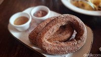 Nah, menikmati brunch yang lezat belum lengkap tanpa dessert. Ada churros hangat dengan pelengkap dulce de leche dan cokelat ganach untuk mencuci mulut. Foto: Diah Afrilian/detikcom