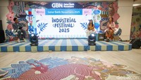Sementara itu anak muda yang juga influencer Kushandari Arfanidewi atau Kelinci Tertidur berbicara tentang kebanggaannya berbatik. Terbaru ia bahkan mengenakan batik saat berolahraga padel, wanita yg baru berbatik atau berkebaya selama 2 tahun belakangan ini menyebut batik bukan hanya seutas kain tradisional melainkan cara untuk mengekspresikan gaya pribadi serta kecintaan pada budaya Indonesia.