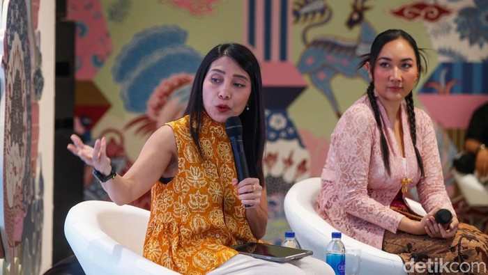 Founder Batik Fractal Nancy Margried mengungkapkan bahwa pelestarian batik masa kini memiliki tantangan berat. Menurutnya, jumlah anak muda yang tertarik akan tradisi membatik kian merosot dan menimbulkan kekhawatiran akan redupnya pamor batik bagi masyarakat luas.