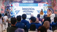 Dalam Talkshow Jejak Budaya Lokal Dalam Lanskap Digital di Gelar Batik Nusantara (GBN) 2025 di Pasaraya Blok M, Jakarta, Jumat (1/8/2025), Founder Batik Fractal Nancy Margried mengungkapkan bahwa pelestarian batik masa kini memiliki tantangan berat. Menurutnya, jumlah anak muda yang tertarik akan tradisi membatik kian merosot dan menimbulkan kekhawatiran akan redupnya pamor batik bagi masyarakat luas.