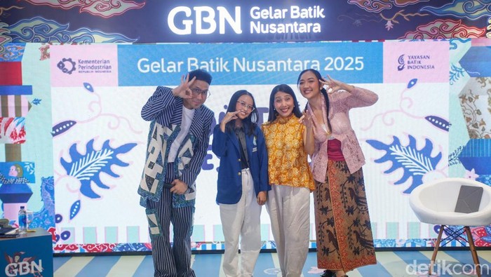 Batik Fractal, Inovasi Digital untuk Selamatkan Tradisi Membatik Founder Batik Fractal Nancy Margried mengungkapkan bahwa pelestarian batik masa kini memiliki tantangan berat. Menurutnya, jumlah anak muda yang tertarik akan tradisi membatik kian merosot dan menimbulkan kekhawatiran akan redupnya pamor batik bagi masyarakat luas.