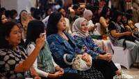 Peserta talkshow antusias menyimak. Berangkat dari kekhawatiran ini, Batik Fractal mencoba mengintegrasikan teknologi dengan tradisi membatik. Hal ini jadi tombak awal untuk menyinergikan para pembatik tradisional agar bisa tersentuh dengan dunia digital dan teknologi.