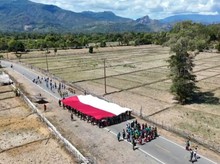 Arak-arakan Bendera Merah Putih Raksasa di Perbatasan Indonesia