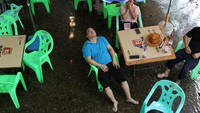Suasana santai dan akrab mewarnai tepian sungai Chongqing. Meski peringatan merah suhu tinggi dikeluarkan, tapi warga memilih bertahan dengan cara unik. Foto: REUTERS/Go Nakamura