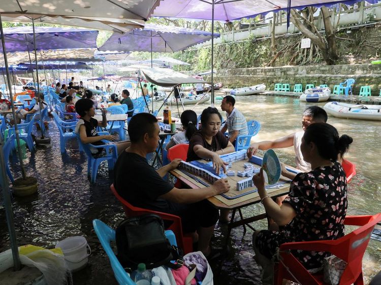 Bermain Mahjong di Sungai, Cara Unik Warga Chongqing Hadapi Gelombang Panas