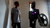 Berawal dari hobi, ia mengoleksi peralatan layar tancap sejak akhir 2010. Sampai kini ia mempunyai 3 unit proyektor jadul jenis Xenon, 83 film seluloid dan sound system.