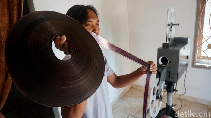 Bisnis Layar Tancap Masih Eksis di Jombang Bisnis Layar Tancap Masih Eksis di Jombang