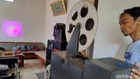 Pada tahun 90an, Slamet Mujiono mengaku pernah ikut menjadi operator film saat masih duduk di bangku sekolah dasar.