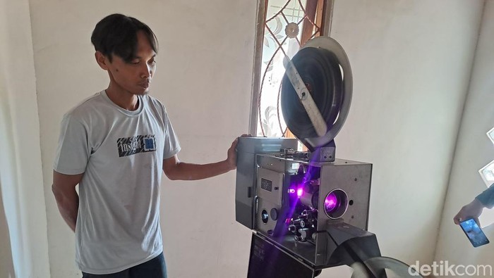 Bisnis Layar Tancap Masih Eksis di Jombang