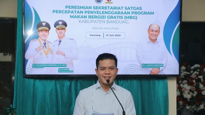 Bupati Bandung, Dadang Supriatna saat meresmikan kantor bersama Satgas Percepatan Penyelenggaraan MBG Kabupaten Bandung, di Gedung Moch Toha, Soreang, Kabupaten Bandung.