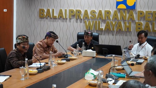 Bupati Karangasem I Gusti Putu Parwata bersama instansi terkait saat berkunjung ke pihak BWS dan BPPW, Jumat (1/8/2025).