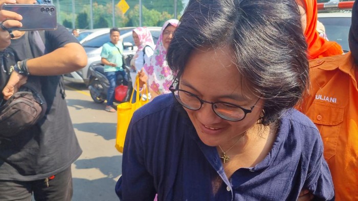 Ciska Wihardja Istri eks Menteri Perdagangan Thomas Trikasih Lembong atau Tom Lembong tiba di Rutan Cipinang, Jakarta Timur.