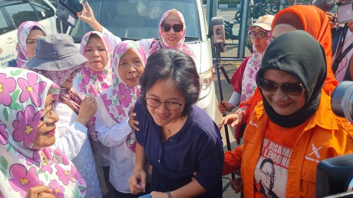 Ciska Wihardja Istri eks Menteri Perdagangan Thomas Trikasih Lembong atau Tom Lembong tiba di Rutan Cipinang, Jakarta Timur.