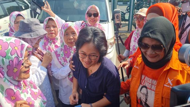 Ciska Wihardja Istri eks Menteri Perdagangan Thomas Trikasih Lembong atau Tom Lembong tiba di Rutan Cipinang, Jakarta Timur.