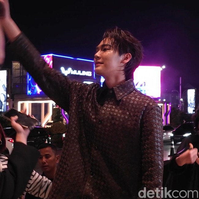 5 Gaya Tampan Dew Jirawat di Bottega Veneta Jakarta, Bikin Fans Heboh