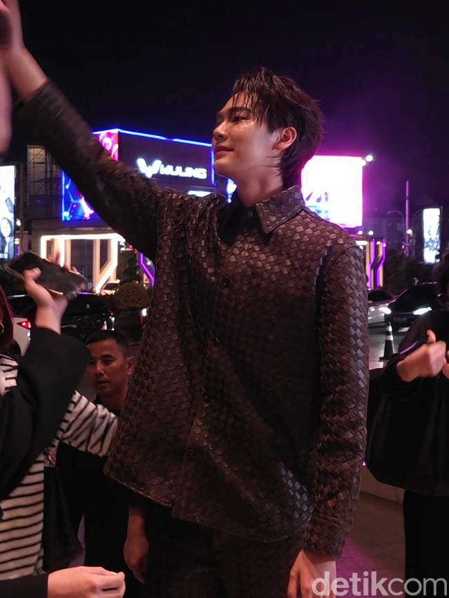 5 Gaya Tampan Dew Jirawat di Bottega Veneta Jakarta, Bikin Fans Heboh