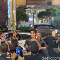Kehadiran Dew disambut para penggemarnya yang sudah menantinya sejak siang. Pemilik nama asli Jirawat Sutivanichsak itu pun langsung menyapa mereka setibanya di depan Senayan City. Foto: Raihan/Wolipop
