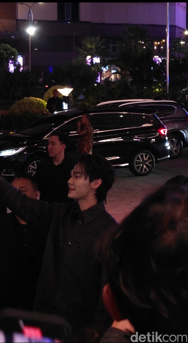 Aktor Thailand Dew Jirawat sedang berada Indonesia. Semalam, pemain ‘F4 Thailand: Boys Over Flowers’ tersebut menghadiri re-opening Bottega Veneta di Senayan City, Jakarta Pusat, Kamis, (31/7/2025). Foto: Raihan/Wolipop