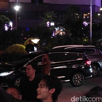 Aktor Thailand Dew Jirawat sedang berada Indonesia. Semalam, pemain ‘F4 Thailand: Boys Over Flowers’ tersebut menghadiri re-opening Bottega Veneta di Senayan City, Jakarta Pusat, Kamis, (31/7/2025). Foto: Raihan/Wolipop