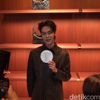 Dalam kesempatan tersebut, pemain ‘A Love So Beautiful’ itu mengenakan setelan cokelat dengan tekstur anyam yang membuatnya terlihat elegan dan mahal. Foto: Raihan/Wolipop