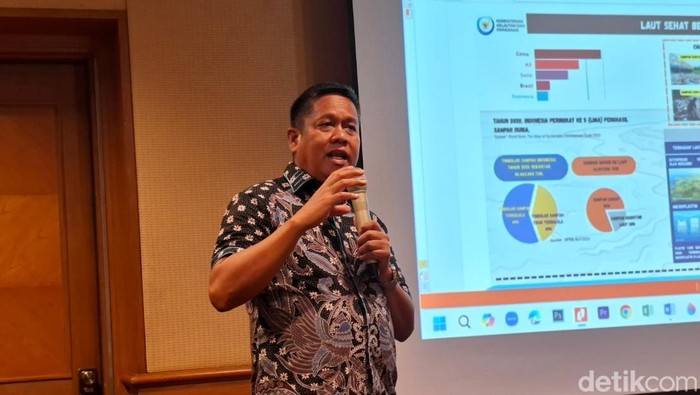 Lautan dunia semakin dicemari sampah buangan manusia. Sampah tersebut mengumpul seperti daratan dengan luas bermil persegi di samudera dan lautan global.