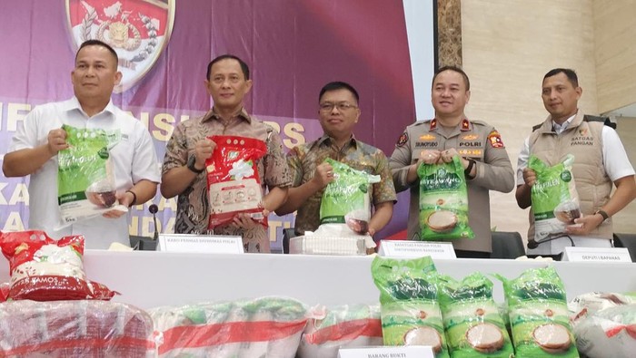 Dirtipideksus) Bareskrim Polri menyita sebanyak 132 ton beras hasil produksi PT Food Station karena tak sesuai standar mutu dan kualitas